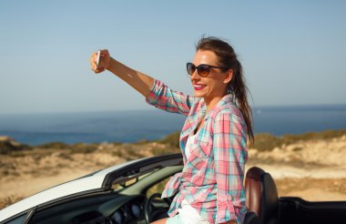 Ca'oturma öz portre yapma güneş gözlüklü genç kadın