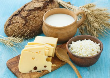 Süzme peynir, süt, ekmek ve peynir ahşap arka plan üzerinde