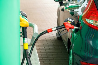 bir benzin istasyonunda yakıt otomobil