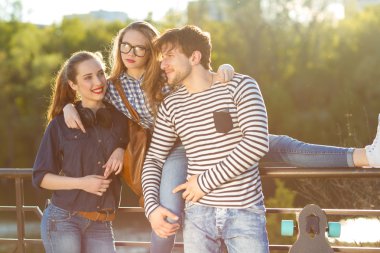 Arkadaşlar açık havada eğlence gülümseyen