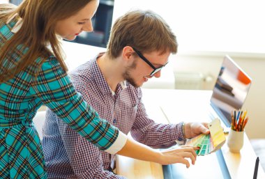 Genç meslektaşım bir renk boya paleti için evde ofis arıyorum