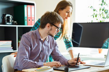 Güzel genç kadın ve evden çalışan adam