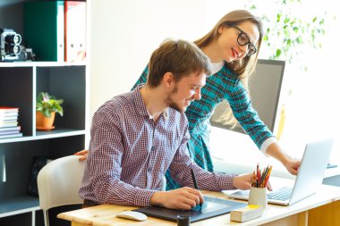 Güzel genç kadın ve evden çalışan adam