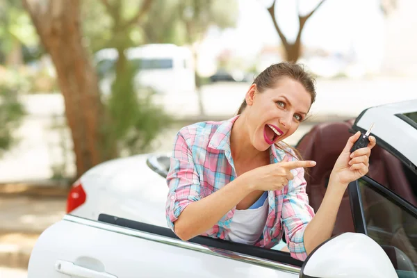 Mujer de pie cerca de convertible con llaves en la mano - concepto de b — Foto de Stock