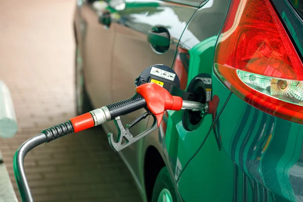 Repostaje de coches en una gasolinera — Foto de Stock