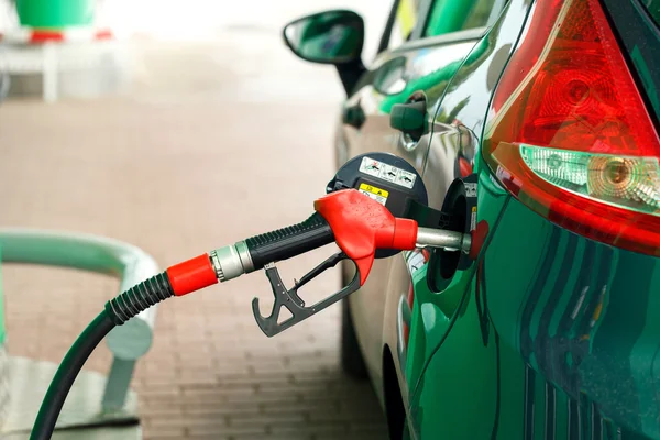 Auto tanken op een benzine station — Stockfoto