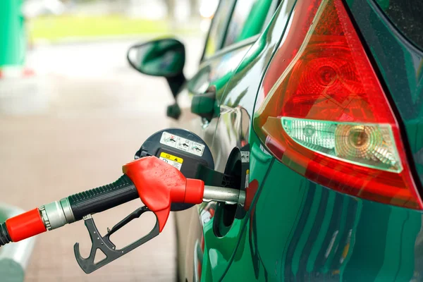 Auto tanken op een benzine station — Stockfoto
