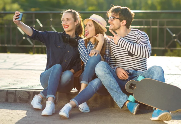 Χαμογελώντας φίλους κάνοντας selfie σε εξωτερικούς χώρους — Φωτογραφία Αρχείου