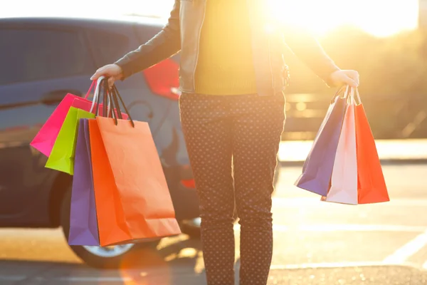 Mujer sosteniendo sus bolsas de la compra en su mano —  Fotos de Stock