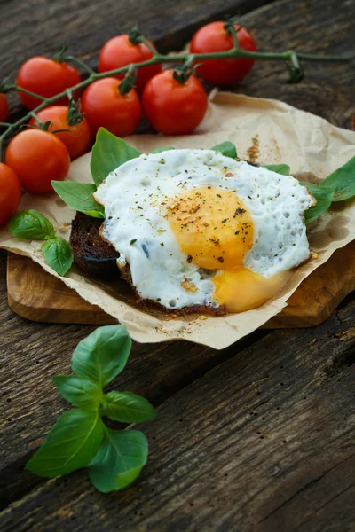 Huevos revueltos sobre pan tostado con albahaca, especias y cereza a — Foto de Stock