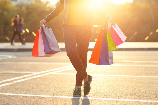 Mulher segurando seus sacos de compras em sua mão — Fotografia de Stock