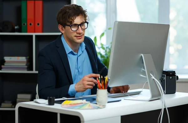 Bello giovane uomo che lavora da casa ufficio — Foto Stock