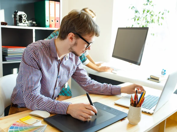 Künstler zeichnet etwas auf Grafik-Tablet im Home Office — Stockfoto