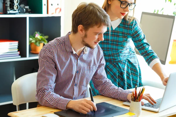 Belle jeune femme et homme travaillant à la maison — Photo