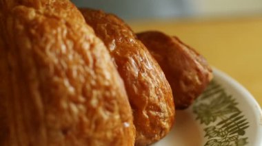 Kruvasan kahvaltı için çikolatalı topping sulanır