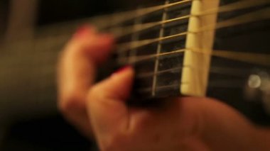 Siyah akustik gitar çalmak