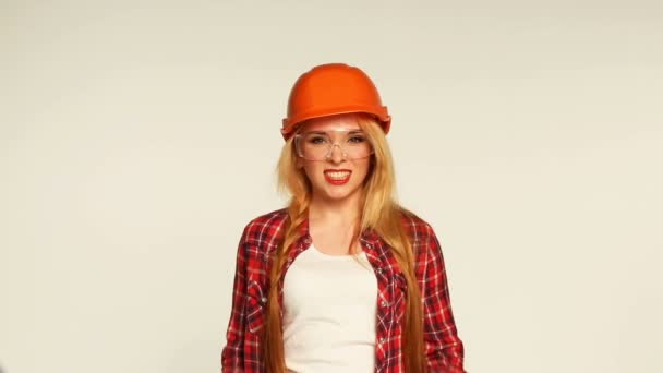 Girl builder and hands around her with building tools in them on a white background — Stock Video