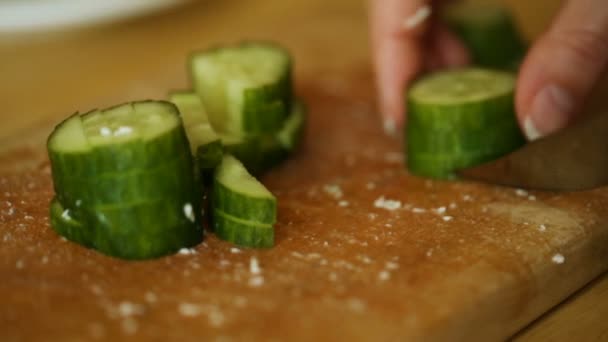 Amateur female cooker cutting cucumber — Stock Video