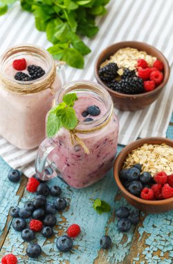 İyi olmak ve kilo kaybı kavramı, berry güler yüzlü ve yulaf ezmesi w