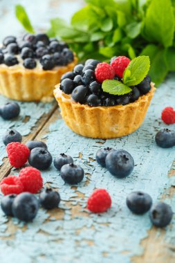 Taze yaban mersini ve ahududu kek