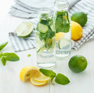 Narenciye ile infüzyon su ve nane cam şişelerde