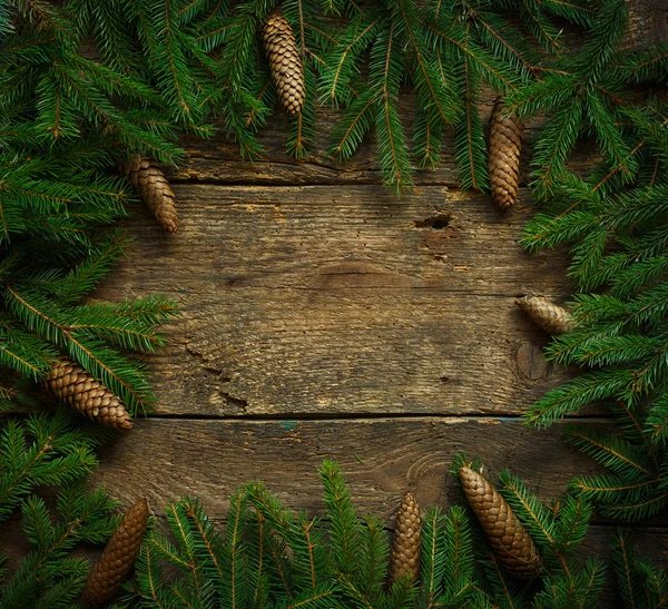 木製テクスチャ y の準備ができて上の円錐形のクリスマス ツリーの枝 — ストック写真