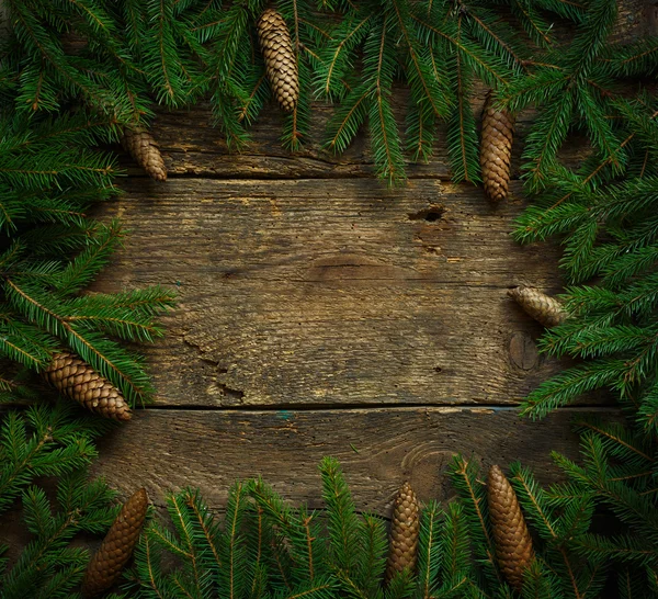 木製テクスチャ y の準備ができて上の円錐形のクリスマス ツリーの枝 — ストック写真