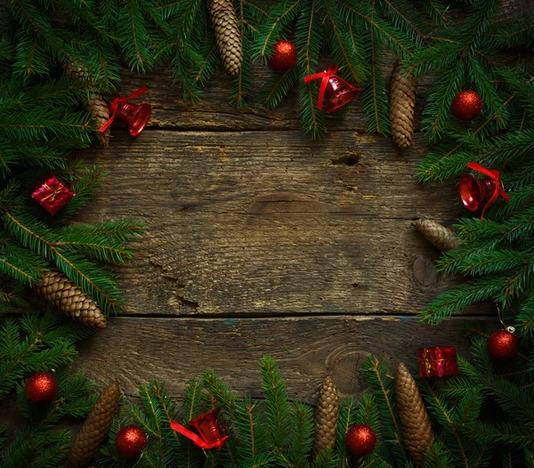 Rami di albero di Natale con coni e decorazioni natalizie su — Foto Stock