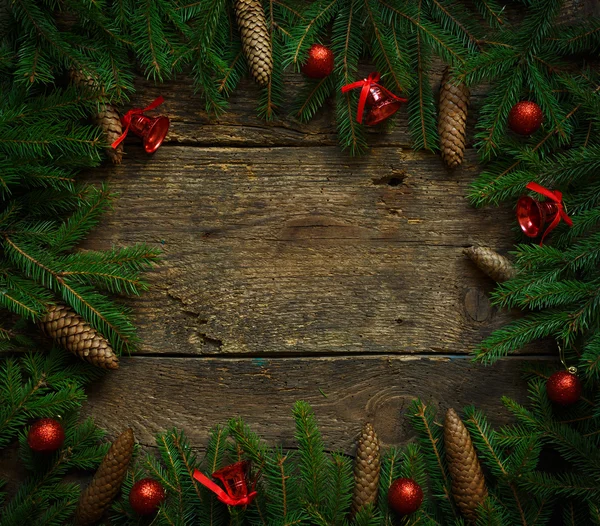 Rami di albero di Natale con coni e decorazioni natalizie su — Foto Stock