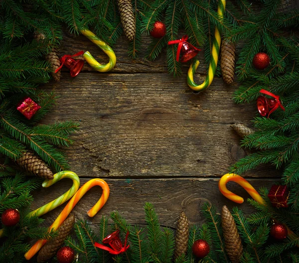 Bordo di Natale con rami di abete, coni, decora di Natale — Foto Stock