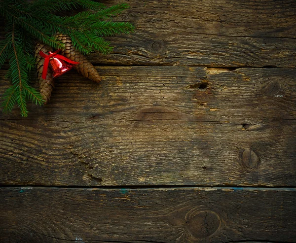 Rami di albero di Natale con coni e decorazioni natalizie su — Foto Stock