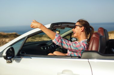 Ca'oturma öz portre yapma güneş gözlüklü genç kadın