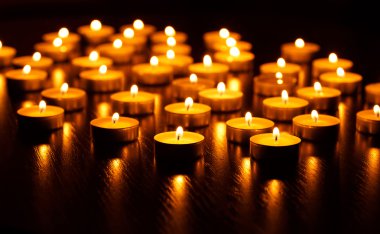 Birçok yanan mum sığ alan derinliğine sahiptir.