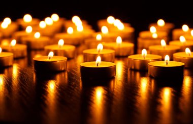 Birçok yanan mum sığ alan derinliğine sahiptir.