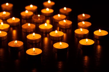 Birçok yanan mum sığ alan derinliğine sahiptir.