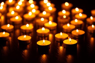 Birçok yanan mum sığ alan derinliğine sahiptir.