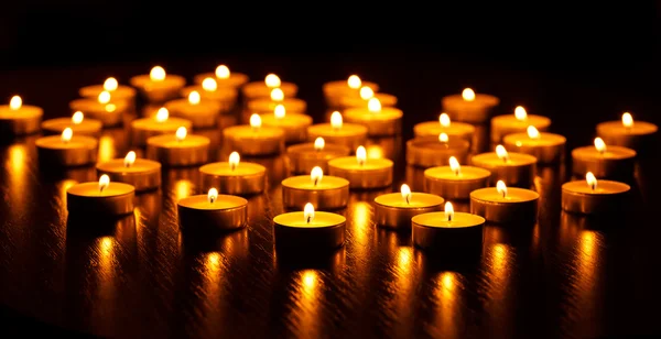 Muchas velas encendidas con poca profundidad de campo —  Fotos de Stock