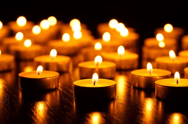 Πολλά αναμμένα κεριά με ρηχό βάθος πεδίου — Φωτογραφία Αρχείου