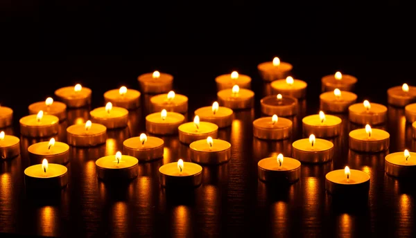 Muchas velas encendidas con poca profundidad de campo — Foto de Stock