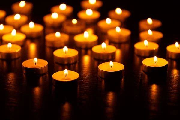 Viele brennende Kerzen mit geringer Schärfentiefe — Stockfoto