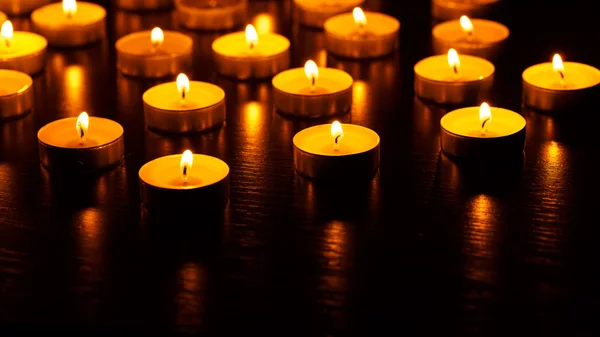 Many burning candles with shallow depth of field — Stock Photo, Image