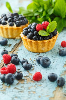 Taze yaban mersini ve ahududu ile lezzetli kek