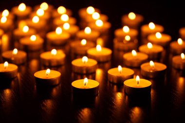 Birçok yanan mum sığ alan derinliğine sahiptir.