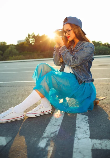 Portret styl życia lato hipster dziewczyna z stary aparat — Zdjęcie stockowe