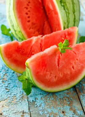 Nane ile dilimlenmiş karpuz masaya kadar yakın