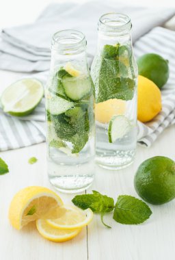 Narenciye ile infüzyon su ve nane ahşap ba üzerinde cam şişelerde