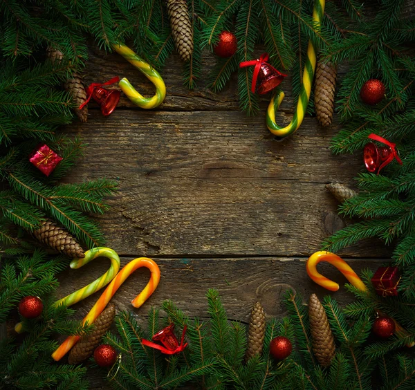 Bordo di Natale con rami di abete, coni, decora di Natale — Foto Stock