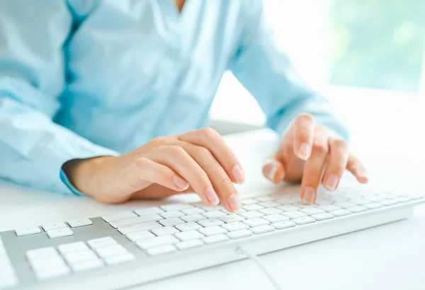 Mulher trabalhador de escritório digitando no teclado — Fotografia de Stock