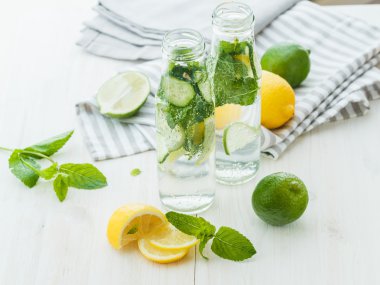 Narenciye ile infüzyon su ve nane ahşap ba üzerinde cam şişelerde