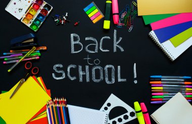 Tahta üzerine okul malzemeleri dizaynınız için hazır.